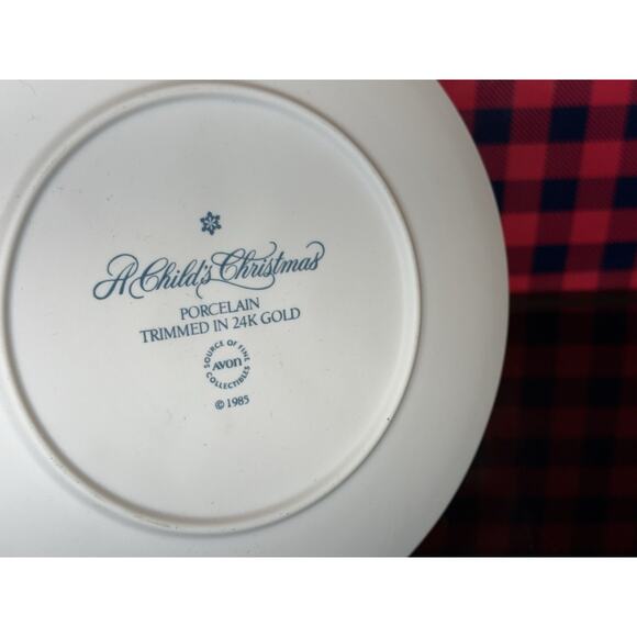 Vintage 1985 Avon A Child's Christmas White Porcelain Raised Relief 8" dia Plate - Picture 5 of 7